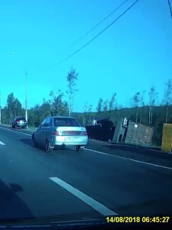 На Мурманском шоссе произошла авария с участием фуры