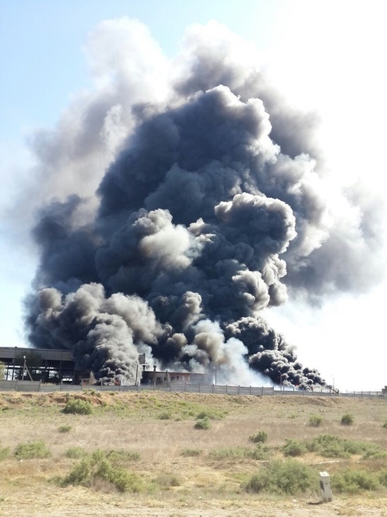  В Астрахани горит заброшенный завод
