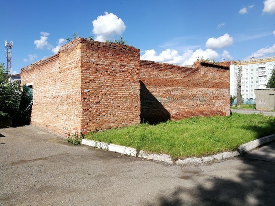 Жители Кемеровской многоэтажки жалуются на 26-летние руины во дворе