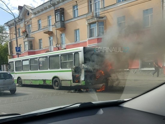 Представители Ликинского автобусного завода рассказали, почему загорелся автобус №10 в Барнауле