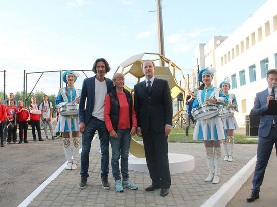 В Барнауле открыли памятник футбольному наставнику Геннадию Смертину