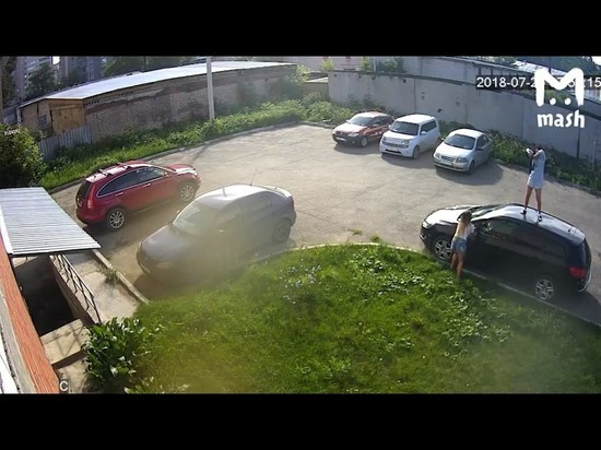 Две девушки в Кирове устроили дискотеку на крыше чужой машины