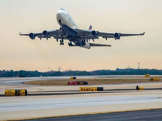 Во Внуково приземлился Boeing-747 с выключенным двигателем
