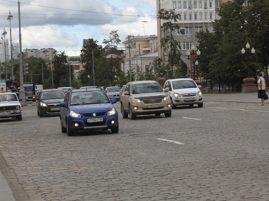 Свердловских автомобилистов призвали быть бдительными из-за крупного града