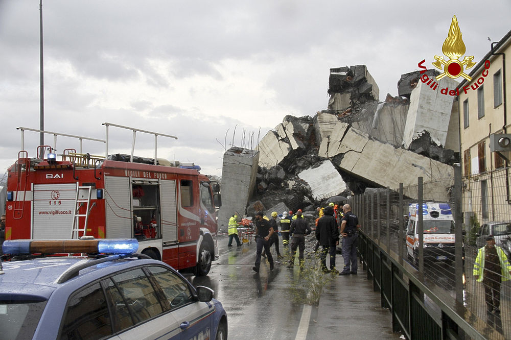 Страшные фото обрушения моста в Генуе опубликовали спасатели