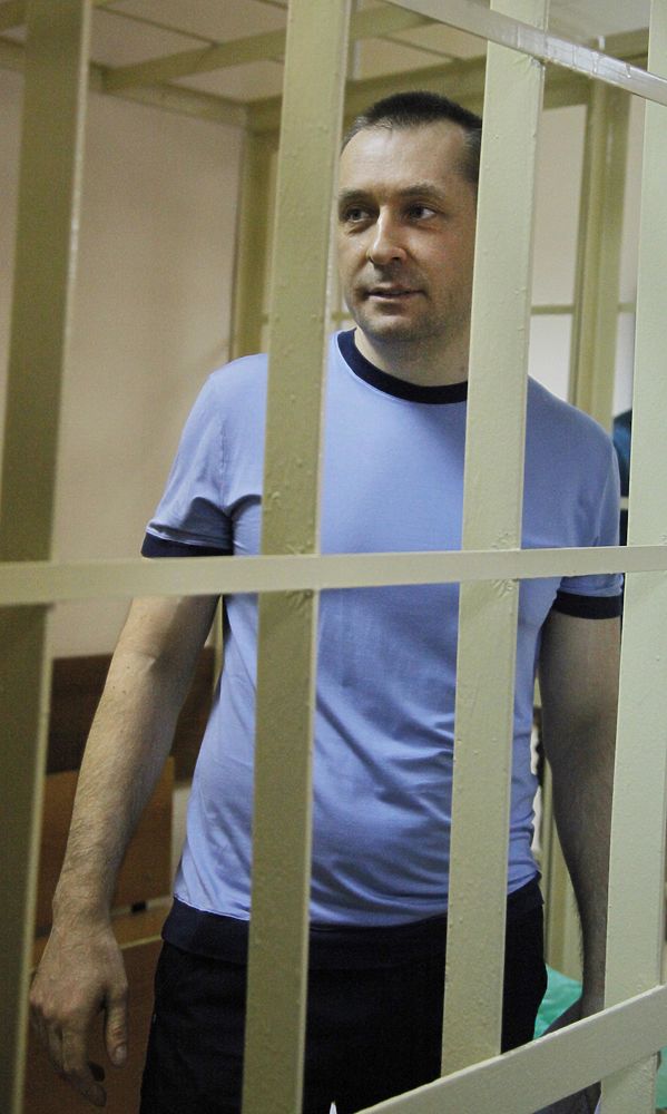 Полковник Захарченко улыбался в суде: первые фотографии из зала заседаний