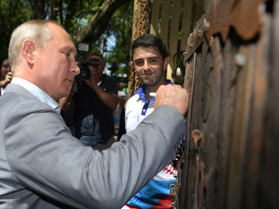 Путин расписался на двери XVI века