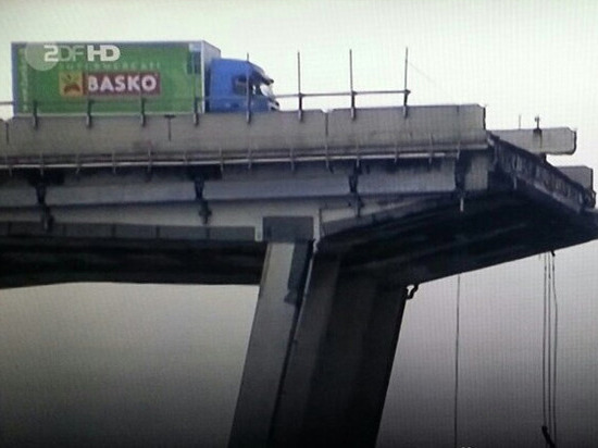 Фото грузовика на краю моста стало символом итальянской трагедии