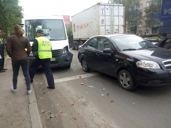 Дорожно-транспортное происшествие случилось на пересечении Троицкого проспекта и улицы Гагарина