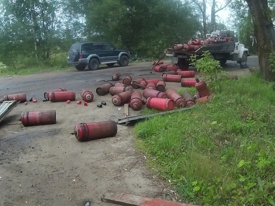 На грани взрыва: газовые баллоны катаются по дороге в Тверской области