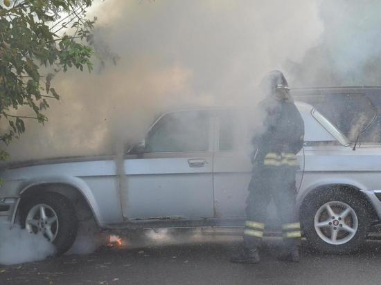 Машина сгорела белым днем в центре Калуги