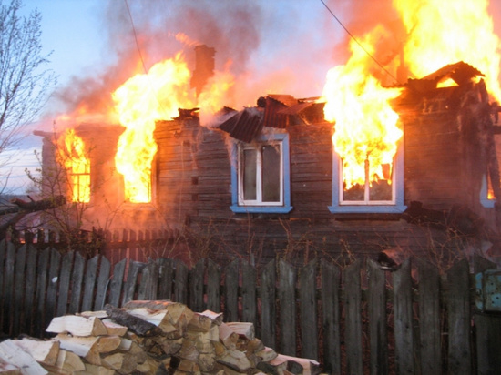 Утренний пожар в Тверской области оставил без крова две семьи