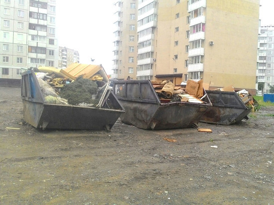 В один из кемеровских жилых дворов коммунальщики свозят строительный мусор со всего района
