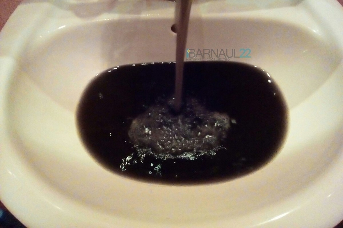 Значение черную воду. Черная вода из под крана. Черная жидкость.