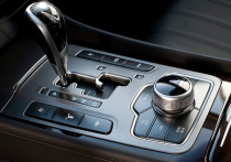 Автоматическая трансмиссия многих моделей машин имеет такую весьма полезную опцию, как ручное переключение передач