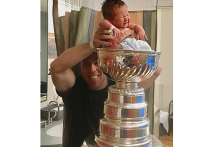 Кубок Стэнли приехал в Челябинск вместе с его обладателем, хоккеистом «Вашингтон Кэпиталс» Евгением Кузнецовым, который тут же решил отведать пельменей прямо из чаши легендарного трофея