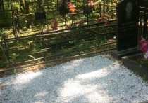 Семейные захоронения перепутала на Дедовском кладбище в Подмосковье бригада могильщиков, которая по ошибке вырыла покойнику яму на участке рядом с памятником его однофамильцу