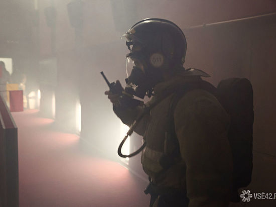 Спасатели вывели из горящего дома прокопчанина
