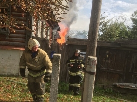 Причиной сильного дыма за Березовой рощей стал пожар в частном доме