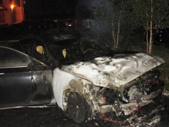Поджог был совершён сегодня ночью, около двух часов, на закрытой территории дома – нападению преступников подвергся автомобиль «Хендай Дженезис»