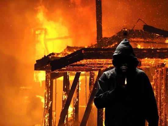 В Кимрах Тверской области неизвестные подожгли нежилой дом
