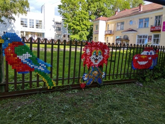 Дворник в Тверской области создаёт из мусора шедевры на заборе