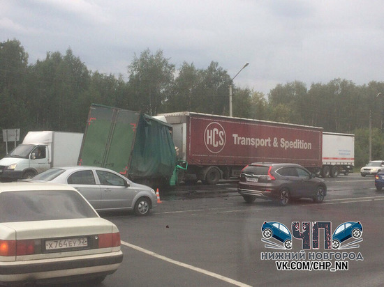 Три автомобиля столкнулись на Московском шоссе в Нижнем Новгороде