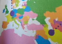 Украинское детское издательство «Ранок» выпустило книгу «Растительный мир», в которой Крым обозначен как территория России