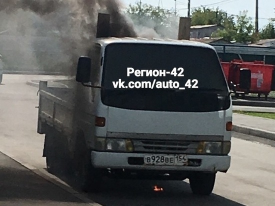 В Кемерове вспыхнула грузовая иномарка