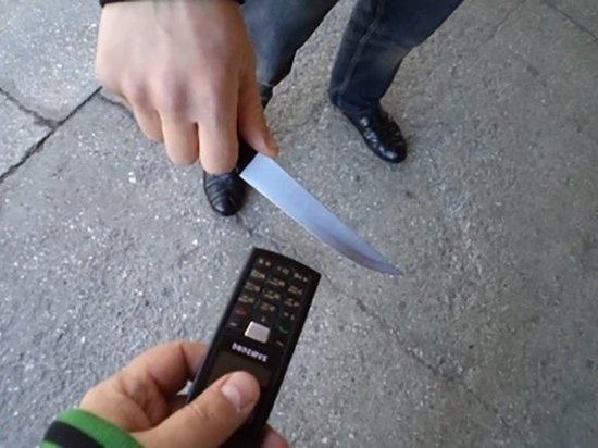 В Твери, угрожая ножом, разбойники-рецидивисты похитили мобильный телефон