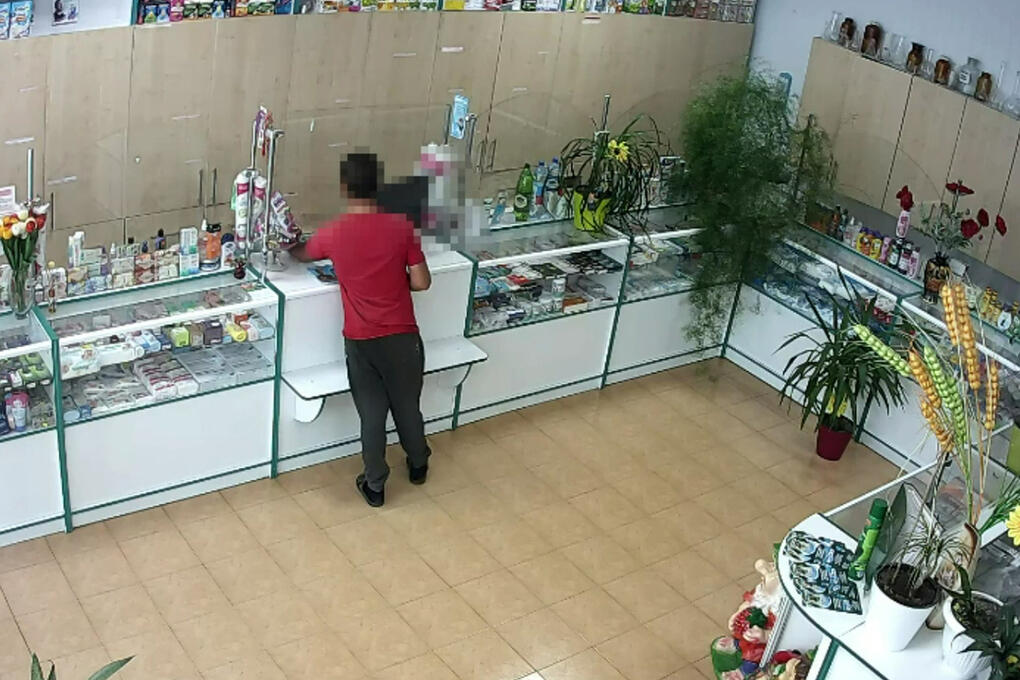 Аптеки нижнегорский. Камера в аптеке. Касса в аптеке. Воришка в аптеке.