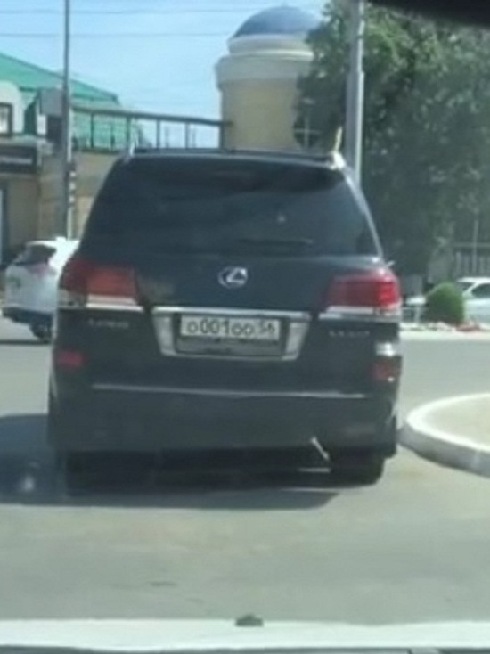 В Оренбурге губернаторский внедорожник паркуется вне ПДД