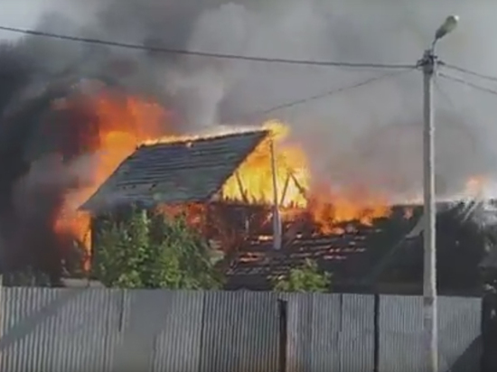 Соцсети: в Промышленном районе Оренбурга сгорел жилой дом