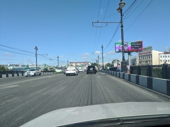 На Комсомольском мосту сняли новый асфальт – дорожники объяснили зачем