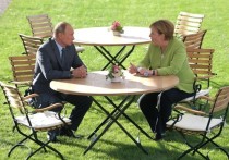 Перед переговорами с Ангелой Меркель российский президент посетил свадьбу ее жесткого критика 