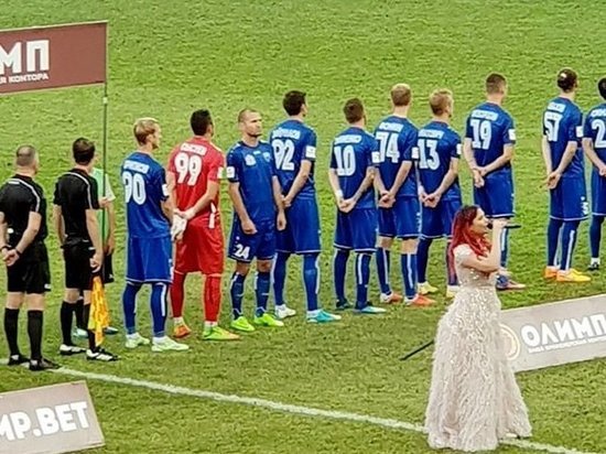 Украинский футболист демонстративно отвернулся от флага РФ перед матчем в Сочи