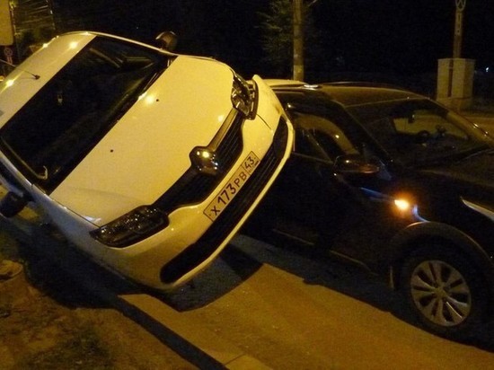 Из-за ямы в асфальте в Кирове Renault буквально запрыгнул на Kia