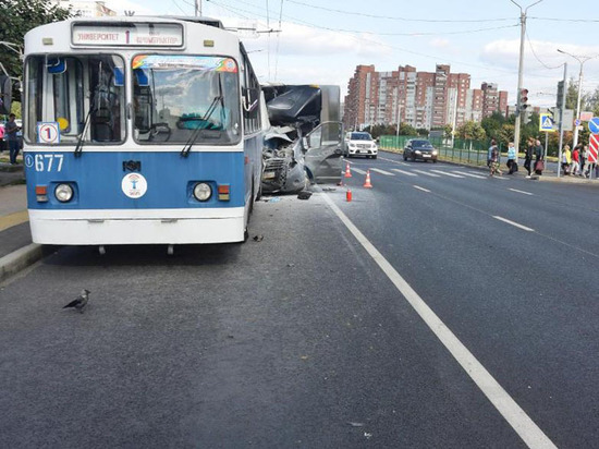 ГАЗель врезалась в троллейбус в Чебоксарах: пострадали четверо