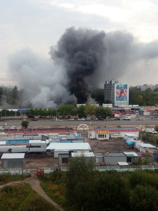В Твери микрорайон "Южный" заволокло дымом от горящего супермаркета