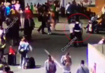 Признаки превышения должностных полномочий усмотрели следователи в действиях полицейских, которые повалили на пол пьяного пассажира в аэропорту «Домодедово», разбили ему голову и сковали наручниками