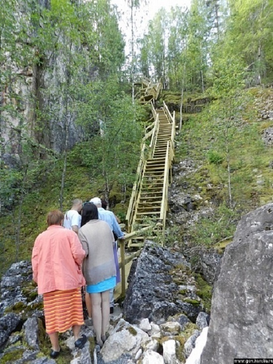 Туристы в Рускеала парк