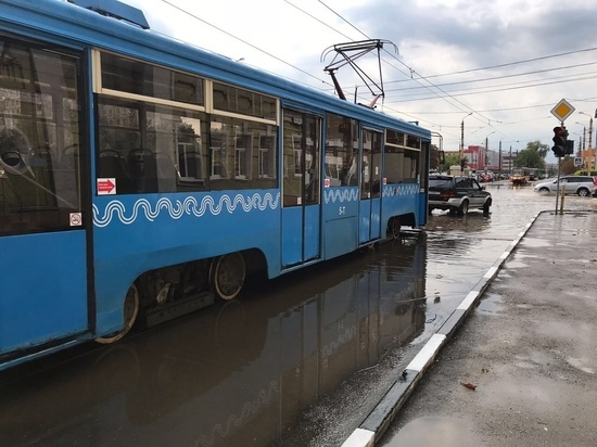 В Туле из-за ливня встали трамваи и утонули автомобили