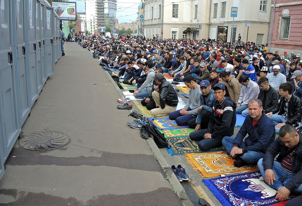 Куйрам байрам что за праздник. Мусульмане молятся в Москве в праздник Курбан байрам. Куйрам байрам в Москве. Курбан в Москве.