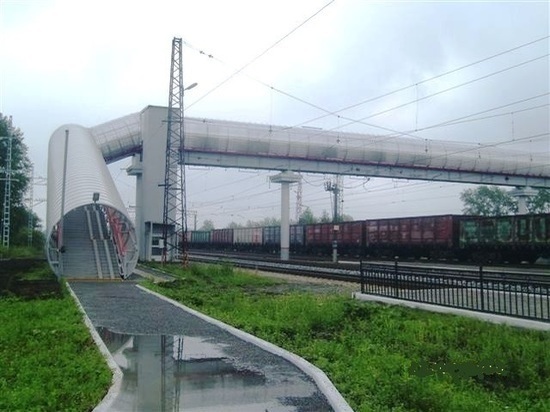 На станции Билимбай СвЖД завершилось строительство пешеходного моста через пути