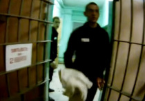 "Новая газета" опубликовала новое видео, снятое в ярославской колонии №1, где охранники жестко издеваются над заключенными