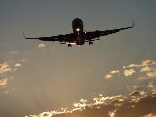Самолет авиакомпании S7 экстренно приземлился в Сургуте