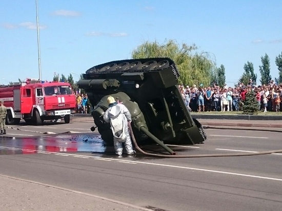 В Курске на параде перевернулся танк. Фото
