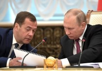Пресс-секретарь президента России Дмитрий Песков сообщил в пятницу, что Владимир Путин поддерживает контакты с премьер-министром Дмитрием Медведевым