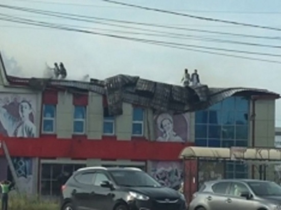 В Серове сгорела крыша в торговом центре