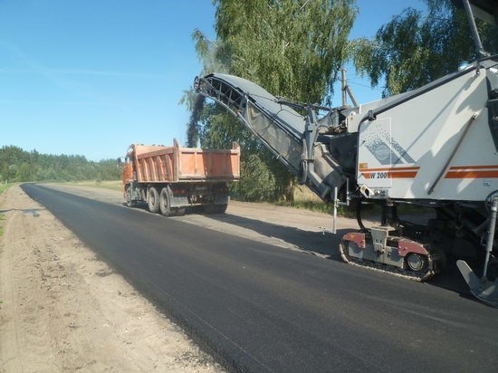 В Псковской области восстанавливают асфальт на ведущей к Латвии дороге